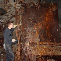 In der Flakturmruine Friedrichshain - Eingangstor zum Flakturm im Erdgeschoss