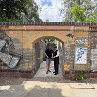 Neugemachter Durchgangsbogen und Treppenaufgang an der Gartenstraßen bei der Einweihung