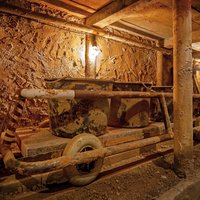 Modell eines Tunnelbaus, mit Handwagen, Eimer und Lichtvorrichtung.