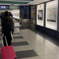 Der Verbindungsgang zwischen den Gleisen im Bahnhof Gesundbrunnen und die neuen Werbefolien des Berliner Unterwelten e.V.