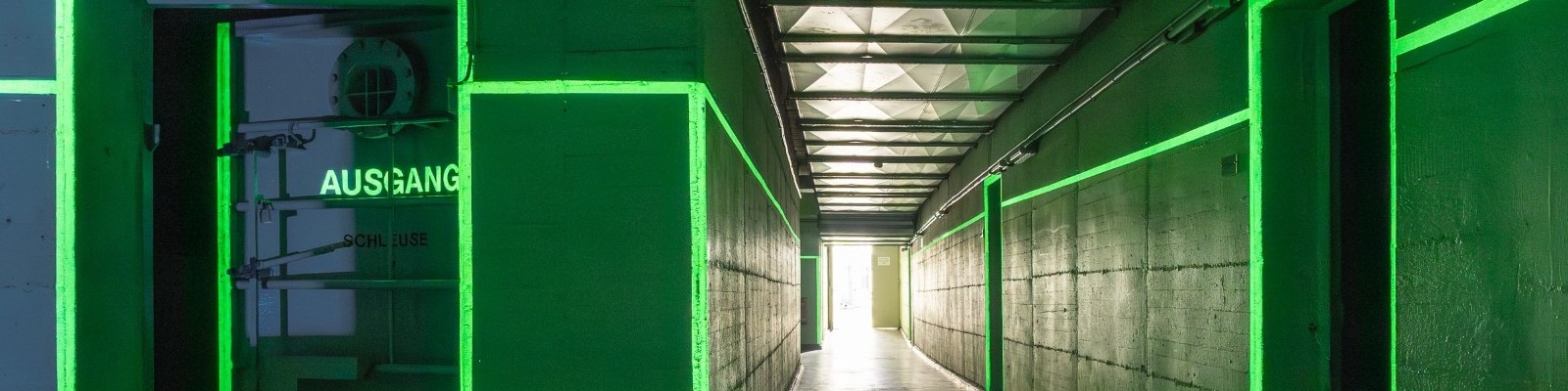 Flur in der Mehrzweckanlage Pankstrasse mit Leuchtfarbe